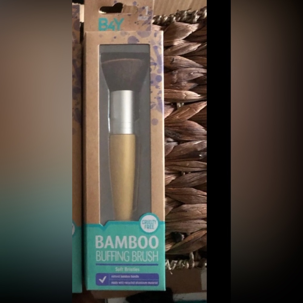 NWT bamboo buffing makeup brush